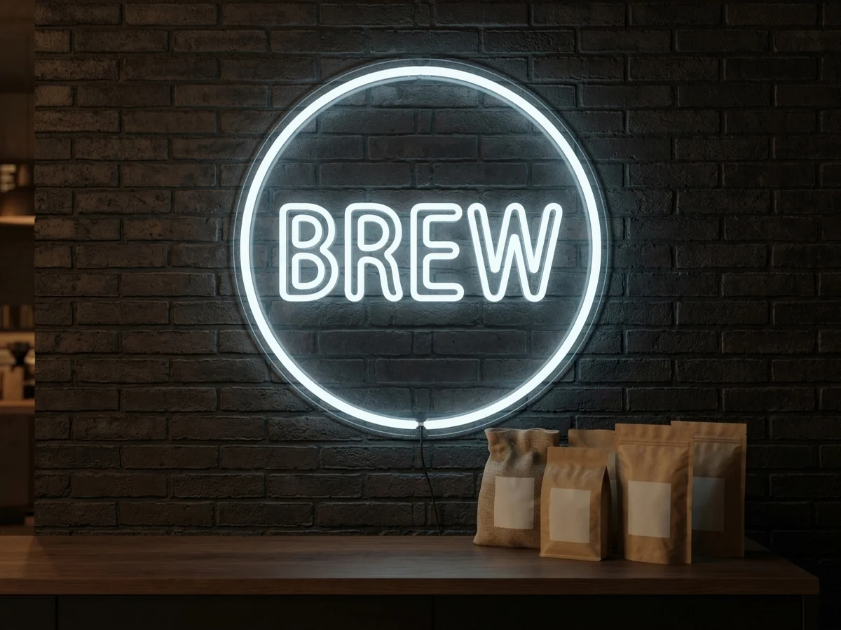 コーヒー店のロゴ「BREW」のLEDネオンサイン「BREW」