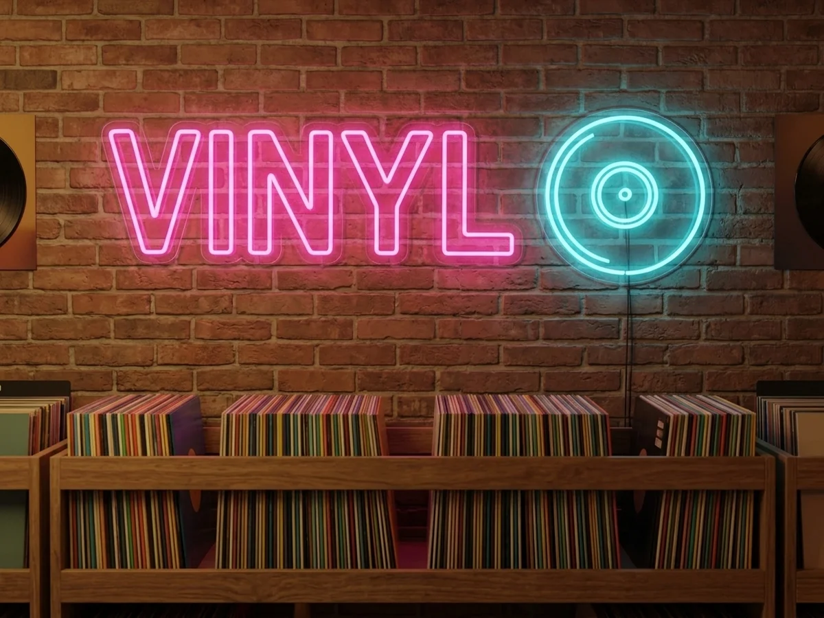 レコード店のロゴ「VINYL」のLEDネオンサイン「VINYL」